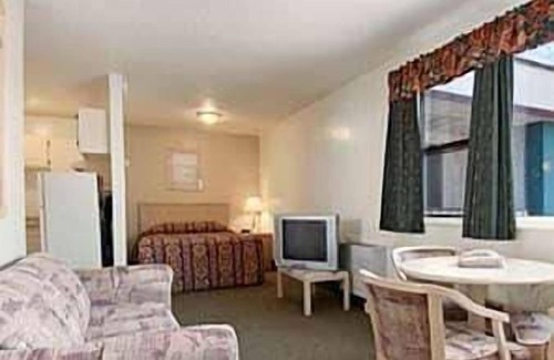 Red Deer Hotel | Comfortable Stay at Super 8 by Wyndham Red Deer with Spa
