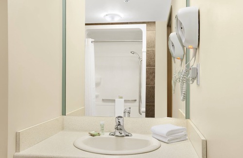 Red Lake Hotel | Comfortable Stay at Super 8 by Wyndham Red Lake ON