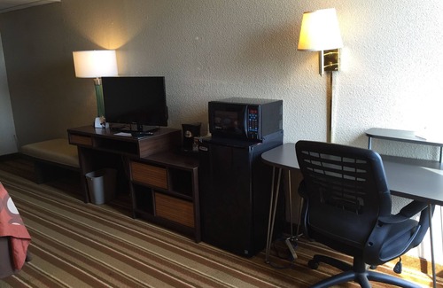 Redfield Hotel | Comfortable Stay at Super 8 by Wyndham Redfield with Breakfast