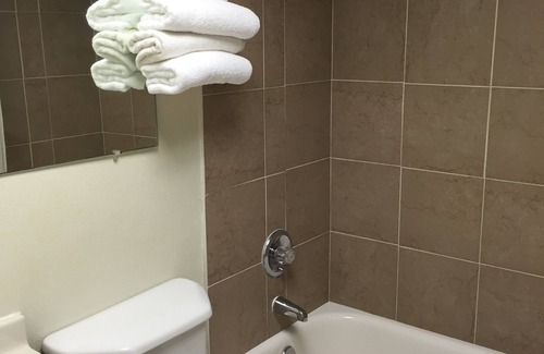 Redfield Hotel | Comfortable Stay at Super 8 by Wyndham Redfield with Breakfast