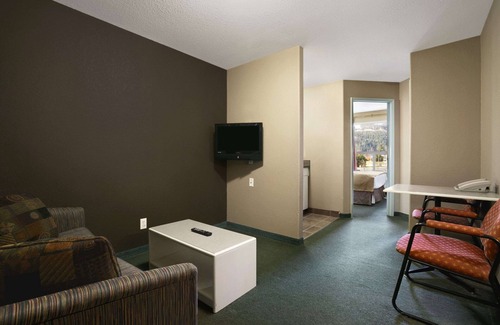 Revelstoke Hotel | Comfortable Stay at Super 8 by Wyndham Revelstoke BC