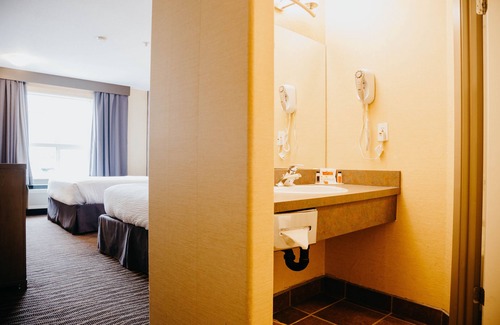Revelstoke Hotel | Comfortable Stay at Super 8 by Wyndham Revelstoke BC