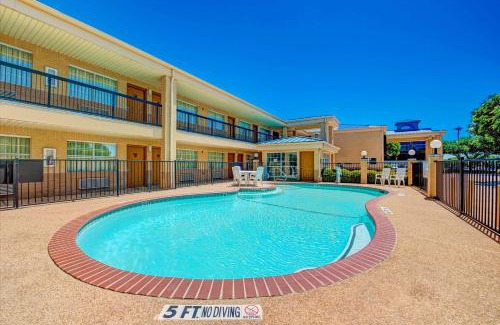 Richardson Hotel | Family-Friendly Stay at Super 8 by Wyndham Richardson