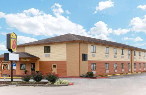 Richmond Hotel | Pet-Friendly Super 8 by Wyndham Richmond with Great Amenities