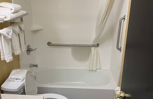 Richmond Hotel | Comfortable Stay at Super 8 by Wyndham Richmond