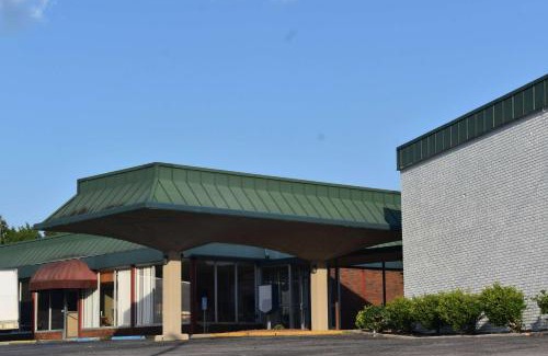 Riverside Hotel | Cozy Stay at Super 8 by Wyndham Riverside, Pet Friendly & Pool