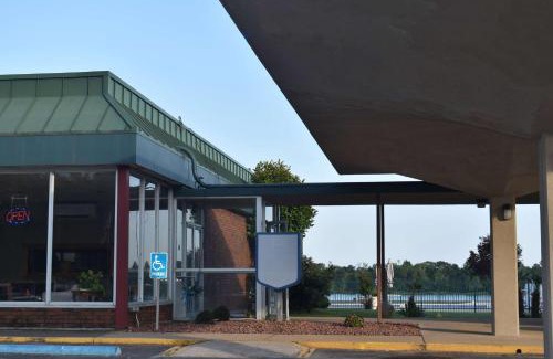 Riverside Hotel | Cozy Stay at Super 8 by Wyndham Riverside, Pet Friendly & Pool
