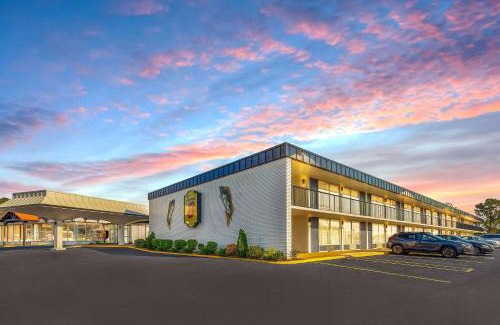 Riverside Hotel | Cozy Stay at Super 8 by Wyndham Riverside, Pet Friendly & Pool