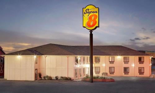 Rock Port Hotel | Budget-Friendly Super 8 by Wyndham in Rock Port, MO