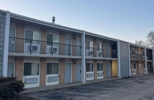 Rockford Hotel | Budget-Friendly Stay at Travelodge by Wyndham Rockford South
