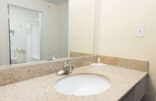 Rolla Hotel | Discover Super 8 by Wyndham Rolla: Family-Friendly Retreat