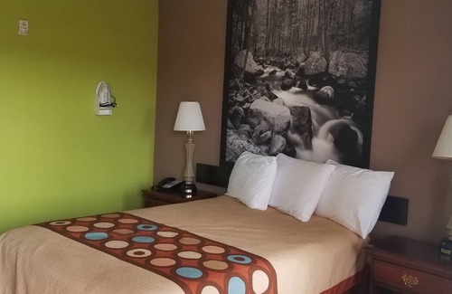 Ruther Glen Hotel | Convenient Super 8 by Wyndham in Ruther Glen Area