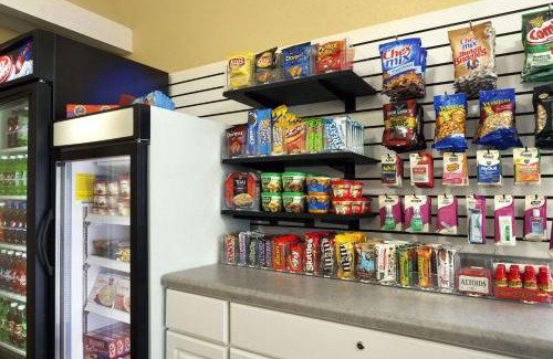 Salem Hotel | Convenient Stay at Super 8 by Wyndham Salem - Pet Friendly