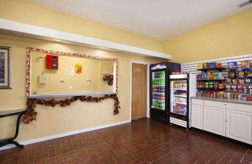 Salem Hotel | Convenient Stay at Super 8 by Wyndham Salem - Pet Friendly