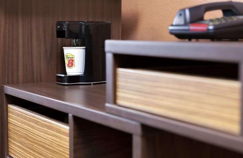 Salem Hotel | Convenient Stay at Super 8 by Wyndham Salem - Pet Friendly