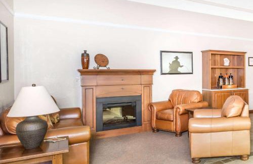 Salina Hotel | Comfortable Getaway at Super 8 by Wyndham Salina