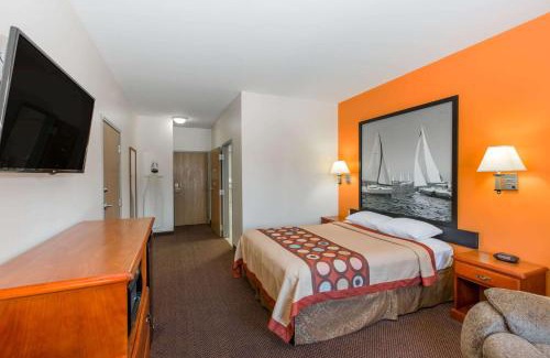 Salina Hotel | Pet-Friendly Super 8 by Wyndham Salina with Great Reviews