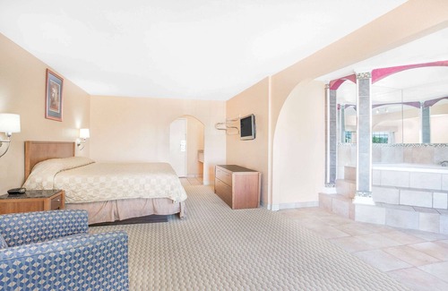 San Angelo Hotel | Budget-Friendly Super 8 by Wyndham San Angelo with Spa