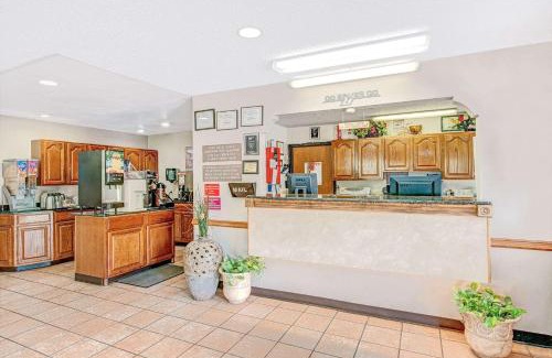 Wetmore Hotel | Convenient Stay at Super 8 by Wyndham San Antonio/Fiesta