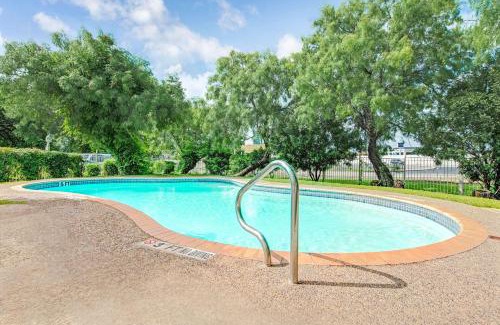 Wetmore Hotel | Convenient Stay at Super 8 by Wyndham San Antonio/Fiesta