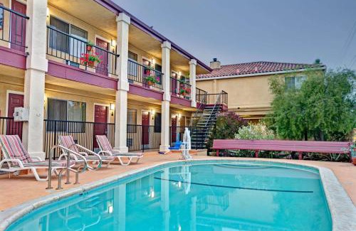Beach Hill - Beach Flats Hotel | Cozy Stay at Super 8 by Wyndham Santa Cruz/Beach Boardwalk