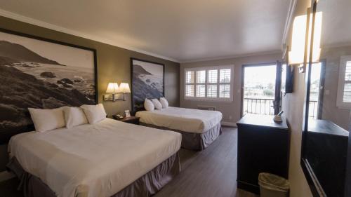 Beach Hill - Beach Flats Hotel | Cozy Stay at Super 8 by Wyndham Santa Cruz/Beach Boardwalk