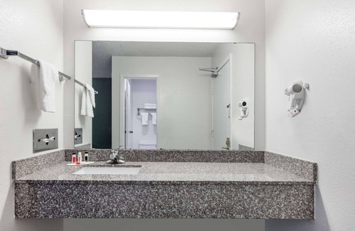Sapulpa Hotel | Comfortable Stay at Super 8 by Wyndham in Sapulpa