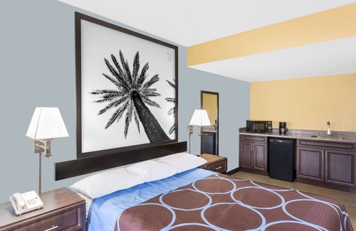 Indian Beach Sapphire Shores Hotel | Budget-Friendly Stay at Super 8 by Wyndham Sarasota
