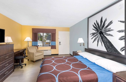 Indian Beach Sapphire Shores Hotel | Budget-Friendly Stay at Super 8 by Wyndham Sarasota
