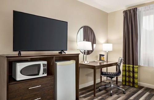 Sarnia Hotel | Comfortable Stay at Super 8 by Wyndham Sarnia ON