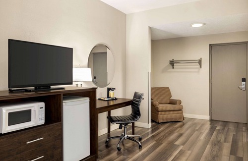Sarnia Hotel | Comfortable Stay at Super 8 by Wyndham Sarnia ON
