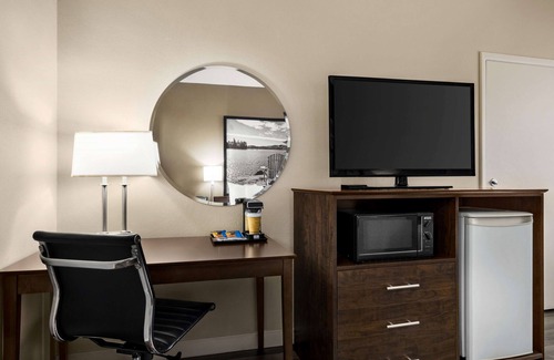 Sarnia Hotel | Comfortable Stay at Super 8 by Wyndham Sarnia ON