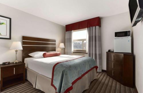 Saskatoon Downtown Hotel | Budget-Friendly Super 8 by Wyndham Saskatoon Near Downtown