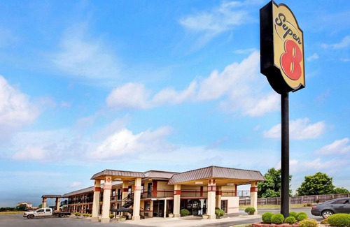 Shawnee Hotel | Budget-Friendly Stay at Super 8 by Wyndham Shawnee