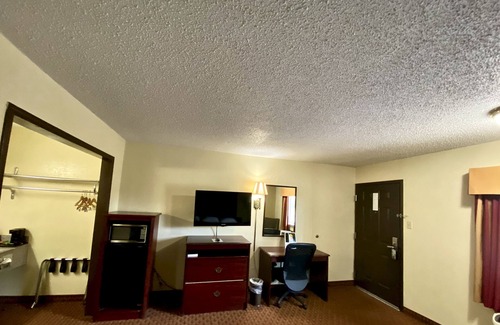 Shawnee Hotel | Comfortable Stay at Super 8 by Wyndham Shawnee with Breakfast