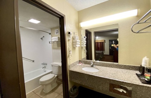 Shawnee Hotel | Comfortable Stay at Super 8 by Wyndham Shawnee with Breakfast