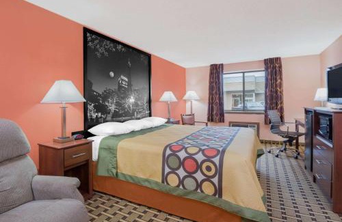 Shelbyville Hotel | Budget-Friendly Super 8 by Wyndham Shelbyville with Hot Tub