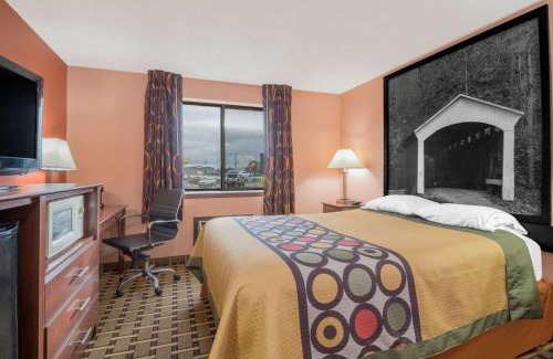 Shelbyville Hotel | Budget-Friendly Super 8 by Wyndham Shelbyville with Hot Tub