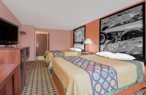 Shelbyville Hotel | Budget-Friendly Super 8 by Wyndham Shelbyville with Hot Tub