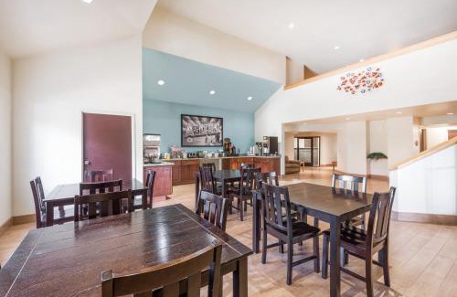 Show Low Hotel | Pet-Friendly Comfort at Super 8 by Wyndham Show Low