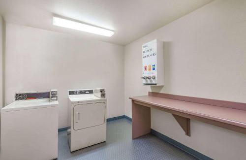 Show Low Hotel | Pet-Friendly Comfort at Super 8 by Wyndham Show Low
