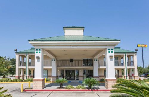 Slidell Hotel | Convenient Super 8 by Wyndham Slidell: Pet-Friendly Stay