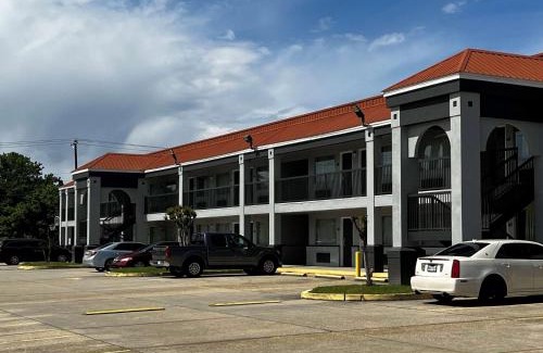 Slidell Hotel | Convenient Super 8 by Wyndham Slidell: Pet-Friendly Stay