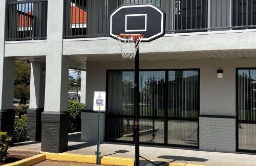 Slidell Hotel | Convenient Super 8 by Wyndham Slidell: Pet-Friendly Stay