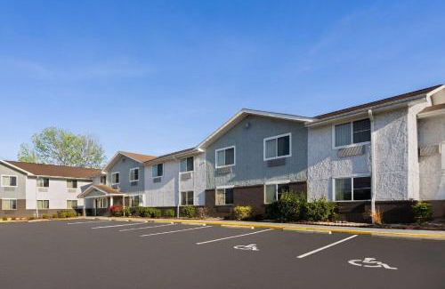 South Boston Hotel | Comfortable Super 8 by Wyndham in South Boston, VA