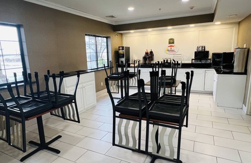 South Bend Hotel | Explore Comfort at Super 8 by Wyndham South Bend