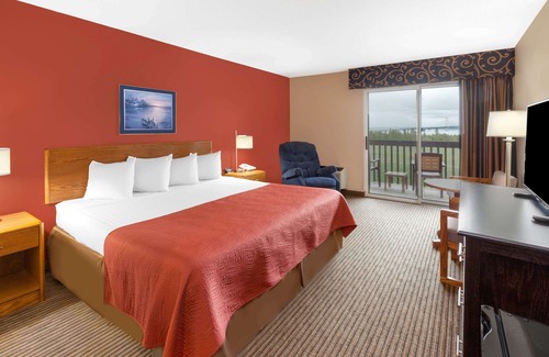 St Ignace Hotel | Enjoy a Relaxing Stay at Super 8 by Wyndham St. Ignace