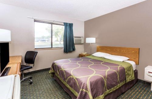 St. Charles Hotel | Pet-Friendly Comfort at Super 8 by Wyndham St. Charles