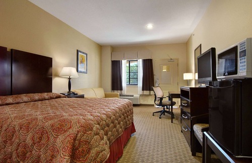 Stephenville Hotel | Comfortable Stay at Super 8 by Wyndham Stephenville