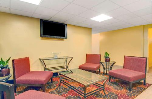 Stamford Hotel | Convenient Stay at Super 8 by Wyndham Stamford Near NYC